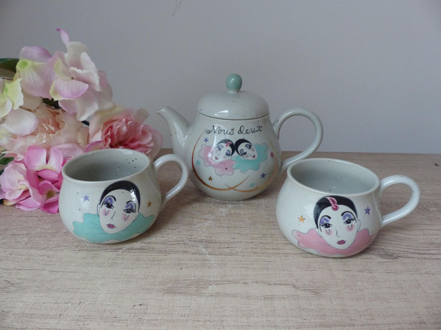 Ensemble Petit-Déjeuner Vintage – Théière et Tasses Empilables Pierrot et Colombine en Grès – Cadeau Romantique pour Couple Nous Deux