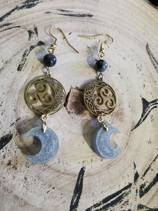 Triskels dorés , lunes grises et larvakite