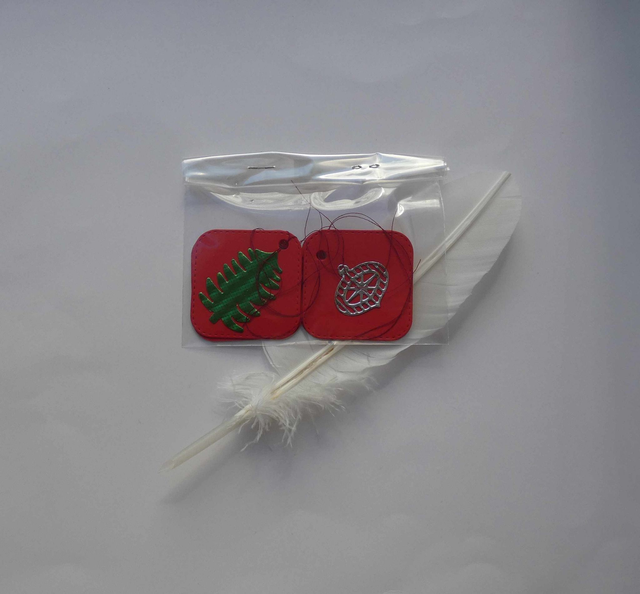 étiquettes cadeaux carrées rouges boules et sapins