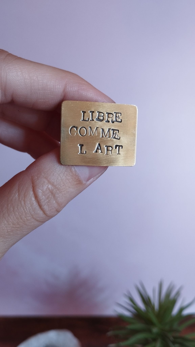 Pin&#039;s &quot;Libre comme l&#039;art&quot;
