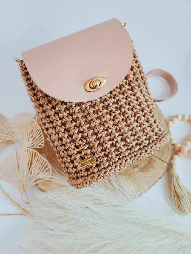 Adorable sac à bandoulière en crochet Nina rose. Accessoire unique en crochet, touche dorée 