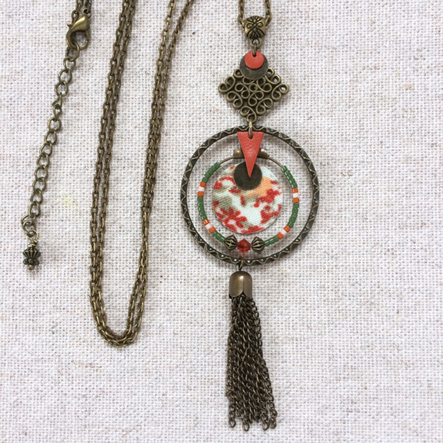 Sautoir « Philharmonie » bronze, chute de tissu et de cuir tons rouille (chair et vert)