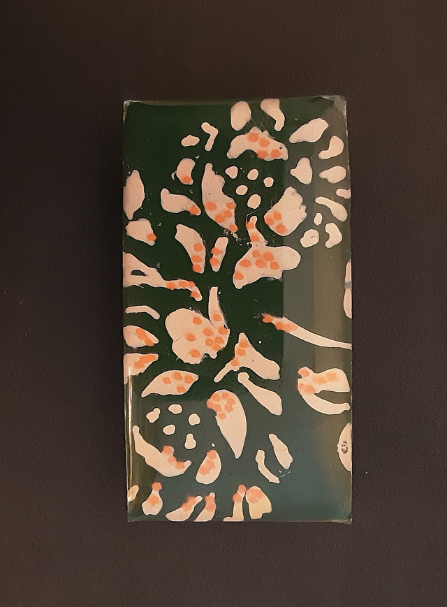 Broche rectangle moyen collection Floral fond vert sapin et motif fleuri beige et touches de rouge