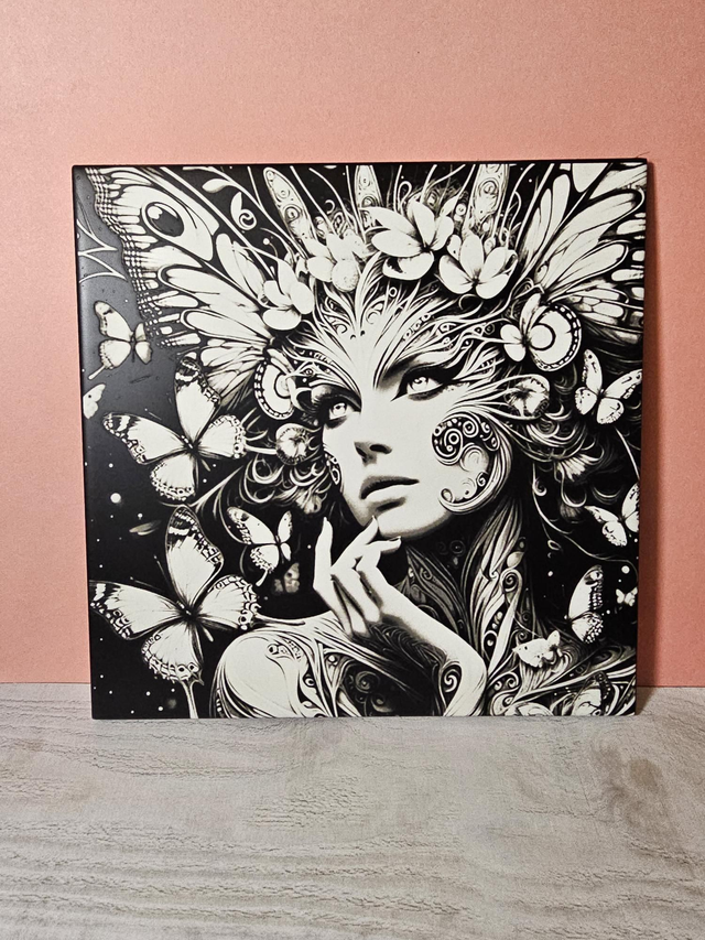 Gravure sur carrelage Femme papillon