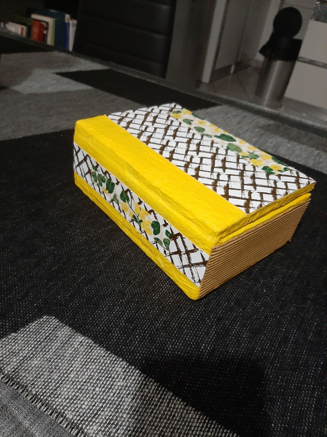 Boîte jaune  décorative de  rangement  en forme de livre  boîte à bijoux		