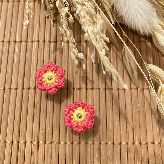 Puces d’oreilles Fleurettes ~ Corail / Jaune