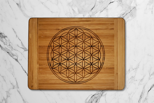 Planche à Découper en Bambou avec Gravure Fleur de Vie - 24x32 cm