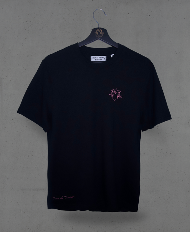 T-shirt noir brodé - Cœur rose