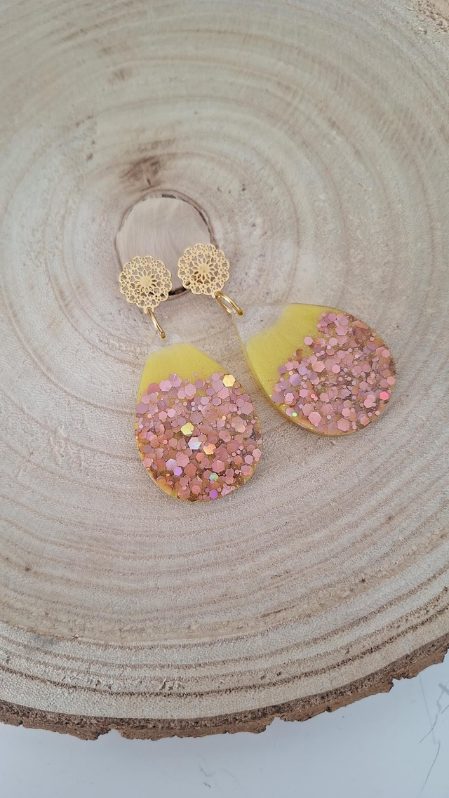 Boucles d'oreilles gouttes jaune/paillettes roses holographiques 
