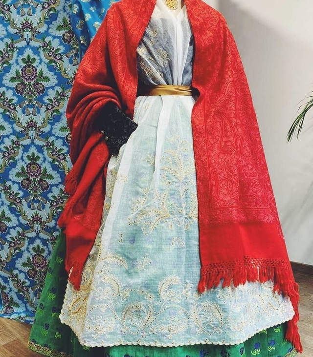 Chal de lana bordado