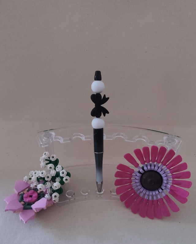 Stylo perle silicone noir et blanc à noeud 