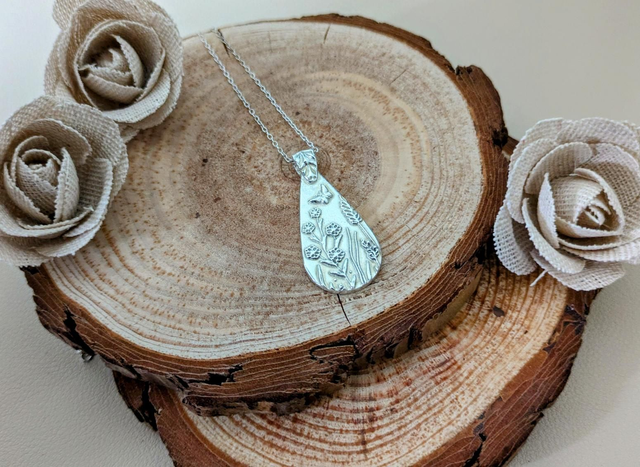 Meadow breeze pendant necklace 