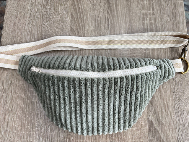 Riñonera de pana verde – Hecha a mano con estilo y confort