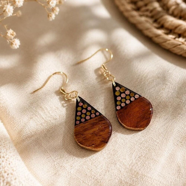 Boucles d’oreilles gouttes en bois – Rose métallisé &amp; bronze peintes à la main
