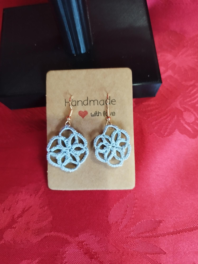 Boucles d&#039;oreilles ronde bleu clair frivolité 