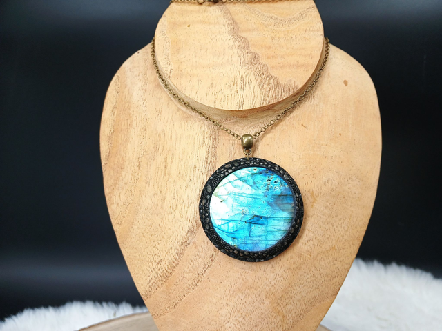 Belisama, pendentif en labradorite et cuir