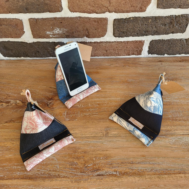Support de téléphone en jean upcyclé - fleurs 