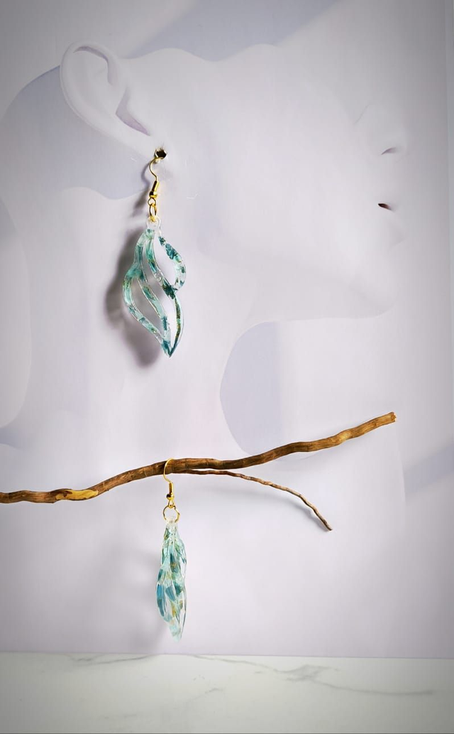 Boucle résine bleu or