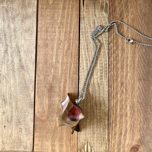 Collier aux formes abstraite 