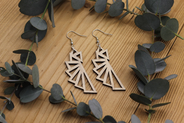 Boucles d&#039;Oreilles en Bois Massif - Frêne ou Noyer - Modèle Triangles Cascade