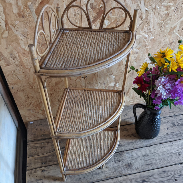 Etagère de coin en rotin