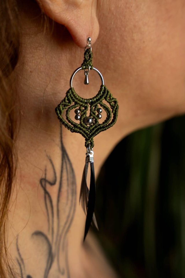 Boucles d&#039;oreilles en micro-macramé kaki, perles argentées et plumes 