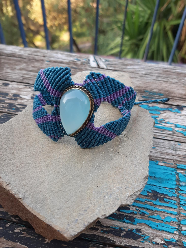 Bracelet manchette en macramé avec Calcédoine bleue – Pièce unique