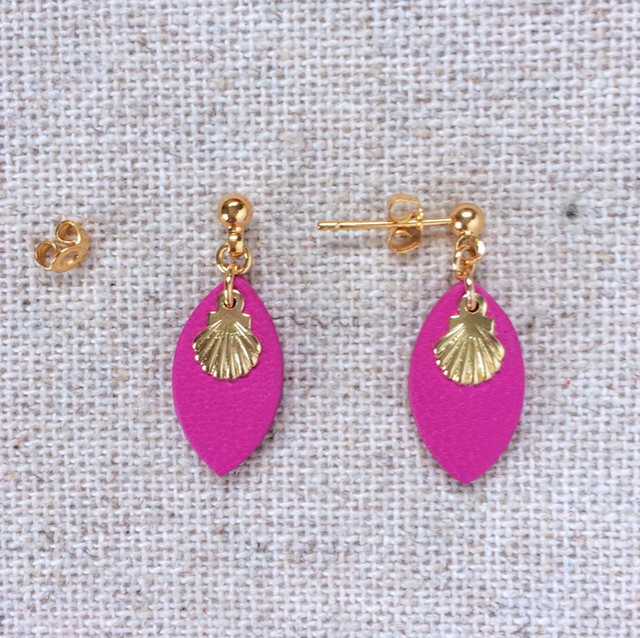 Boucles d’oreilles « Mineur » dorées, cuir rose bonbon