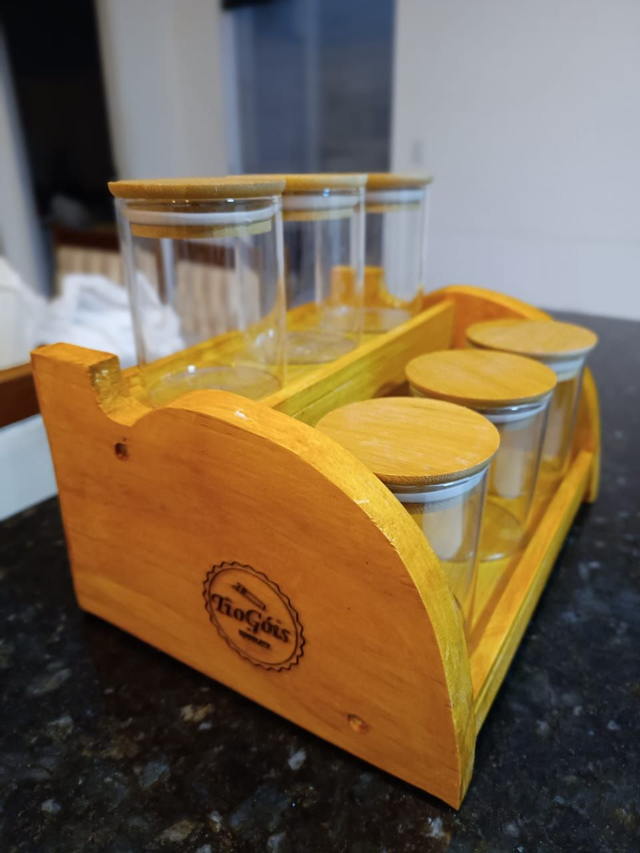 Porta Tempero com potes de vidro e tampa em madeira