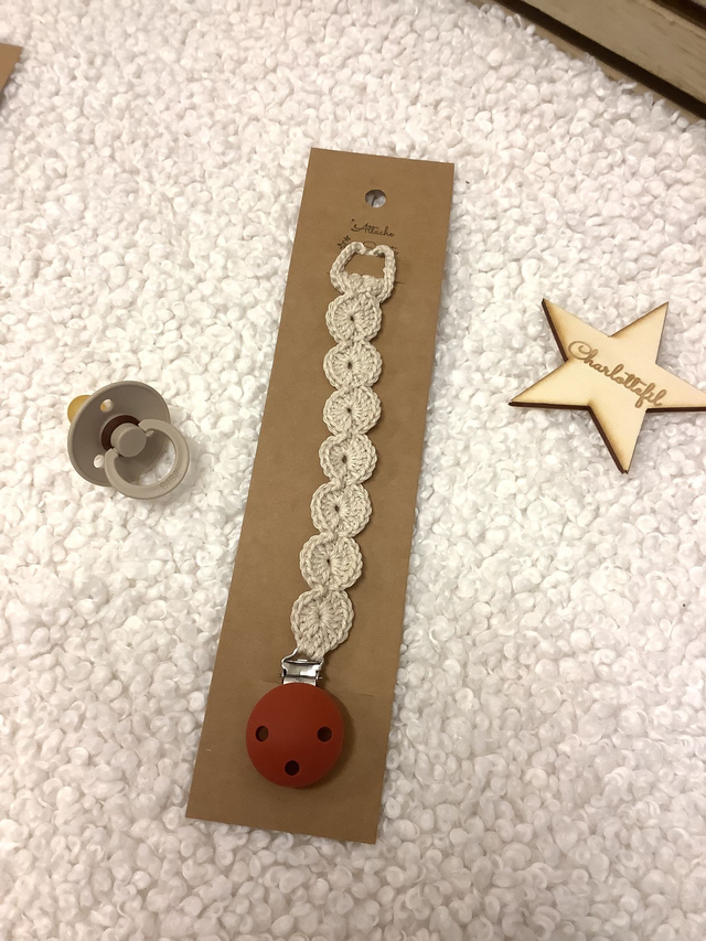 Attache sucette au crochet beige et rouille