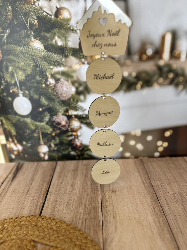 Suspension murale “Joyeux Noël chez nous” personnalisée – Bois naturel – Décoration familiale artisanale 🎄