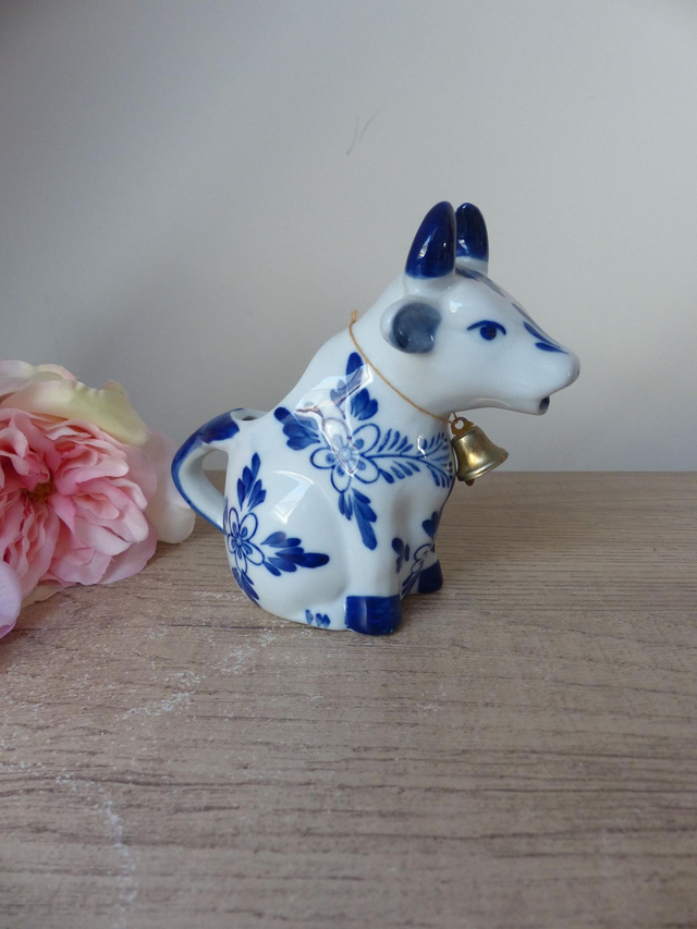 Crémier Vache avec cloche dorée Delf Blue – Pot à lait en céramique peint main – Artisanat hollandais vintage cuisine rétro ou collection