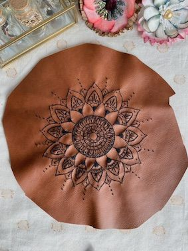 Mandala noir et fauve 