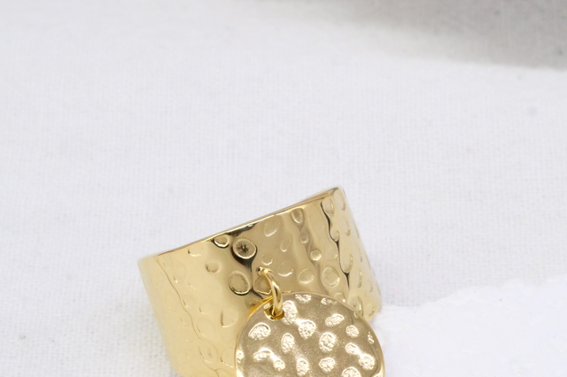 Bague large martelée pampile ronde 