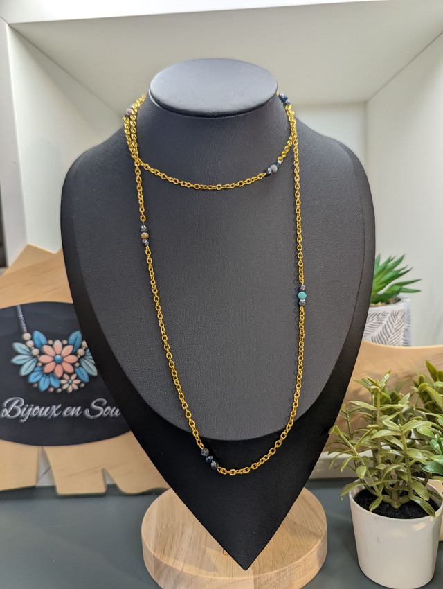 Collier long avec de la chaine couleur or, intercalé de perles d&#039;hématite noir et de perles colorés en verre. 