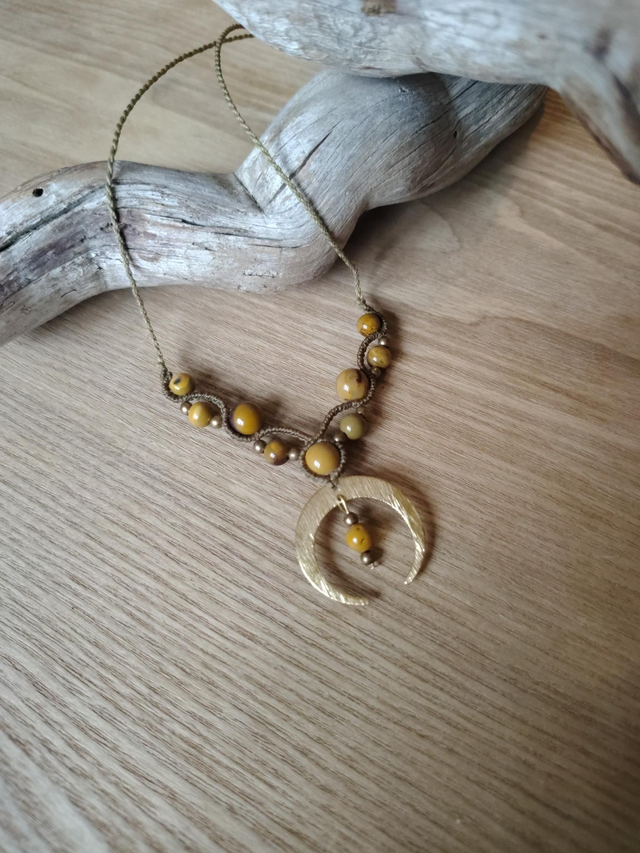 Collier lune inversée et pierres fines