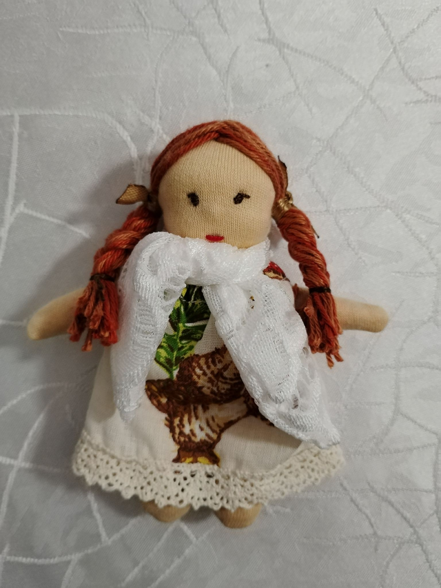 Vörös hajú, gombás ruhás baba sállal (12 cm)