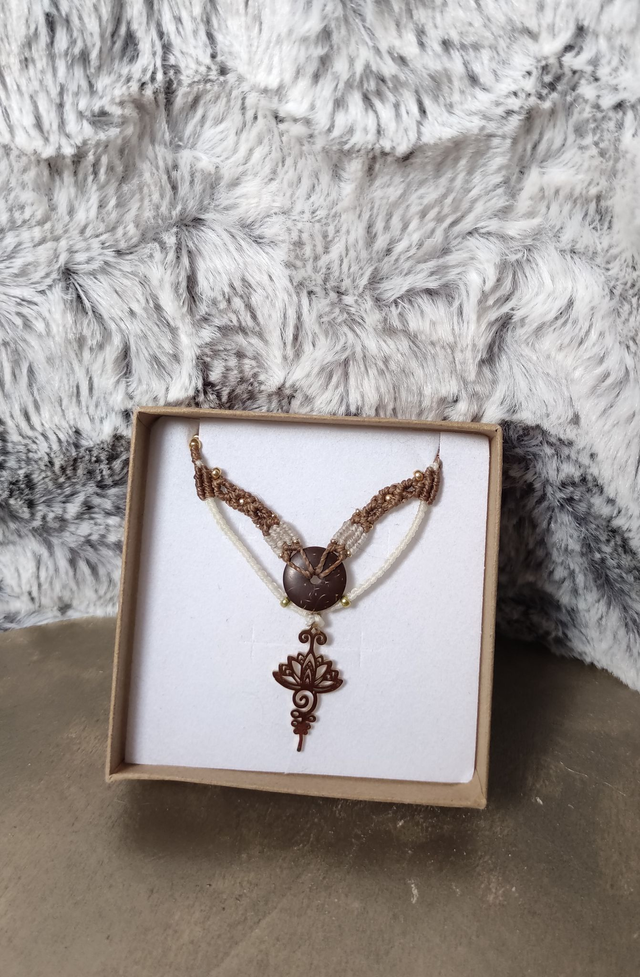 Collier marron et blanc avec bouton coco et breloque lotus doré