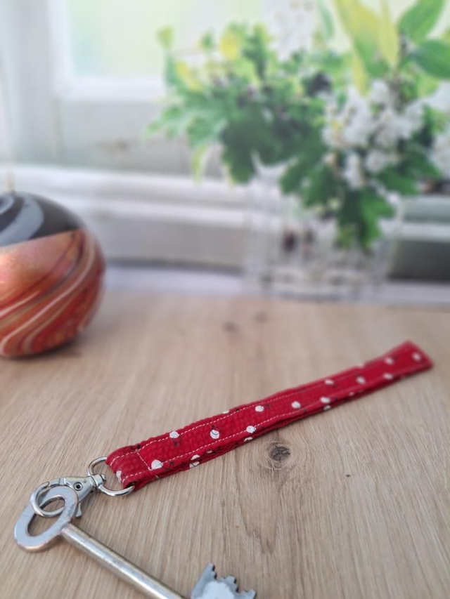 Porte-clés - Pois blancs sur fond rouge