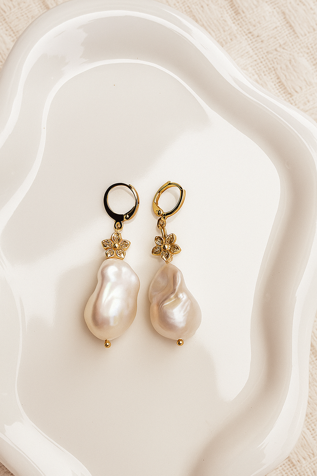 Orecchino in argento 925 placcato oro 24k, con fiore in argento 925 placcato oro e perla barocca qualità AAA 