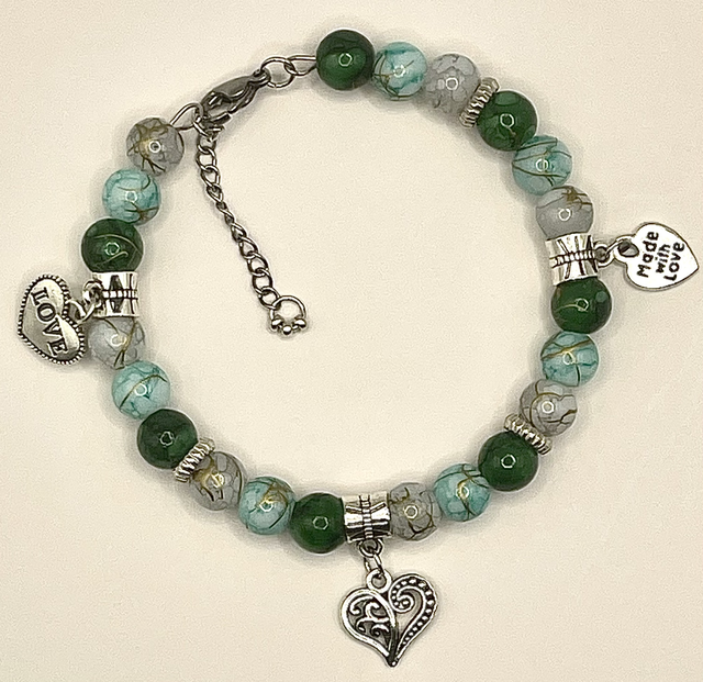 B140 - Bracelet perles en verre et breloques 