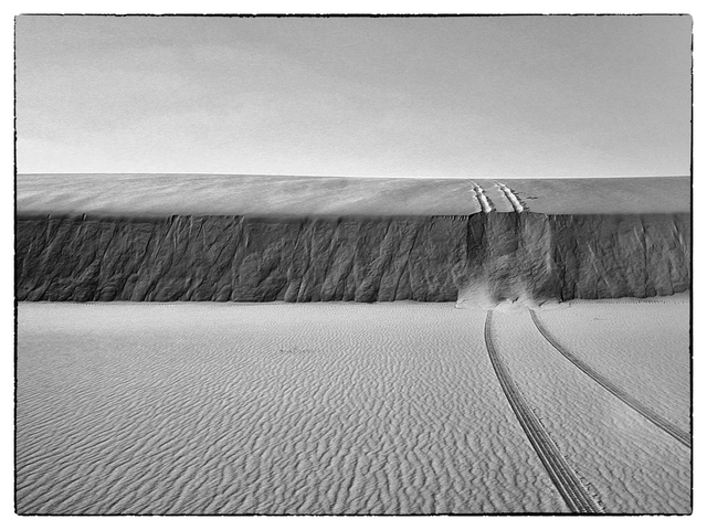 Passage d'une dune dans le désert libyque près de l'oasis de Siwa