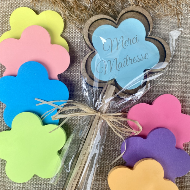 Fleur en bois maîtresse, crayon personnalisé et post-it