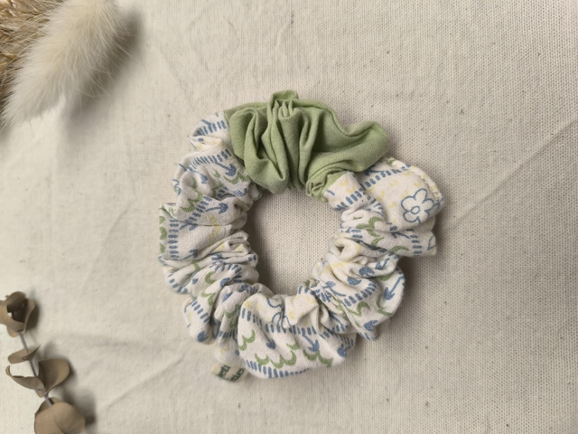 Chouchou upcyclé vert et blanc à motifs