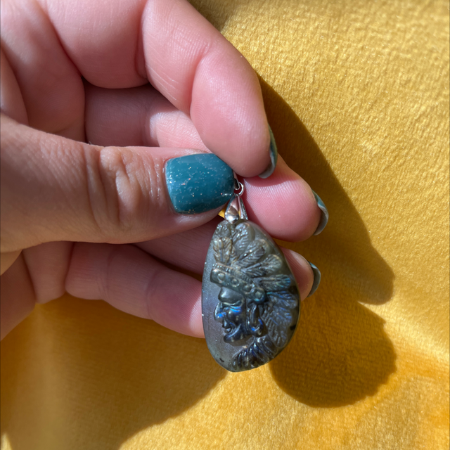 Pendentif en Labradorite Tête d’Indien et bélière argent 