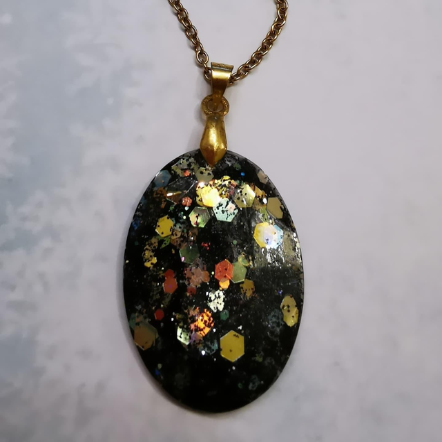 Pendentif noir et doré 