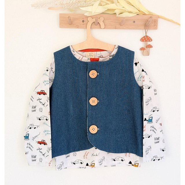 Noël – Ensemble chemisette + gilet – Taille 4 ans– Tissu coton blanc et motifs véhicules