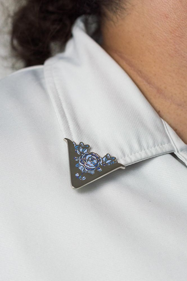 Pin's col de chemise pivoine (paire)