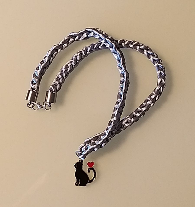 Fekete macsek  nyakpánton