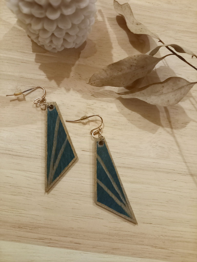 Boucles d&#039;oreilles Bois - triangle - vert/bleu et beige orangé